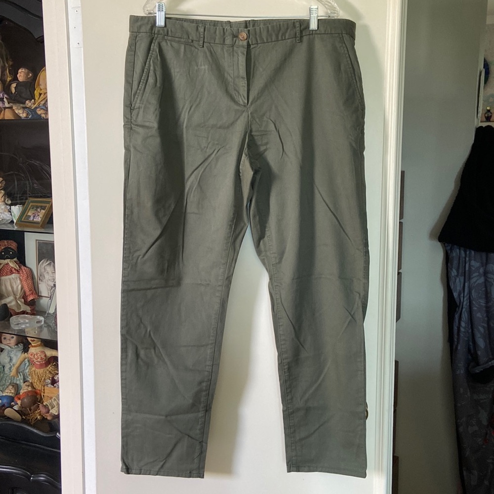 Size 16, Gap, green Khaki pant